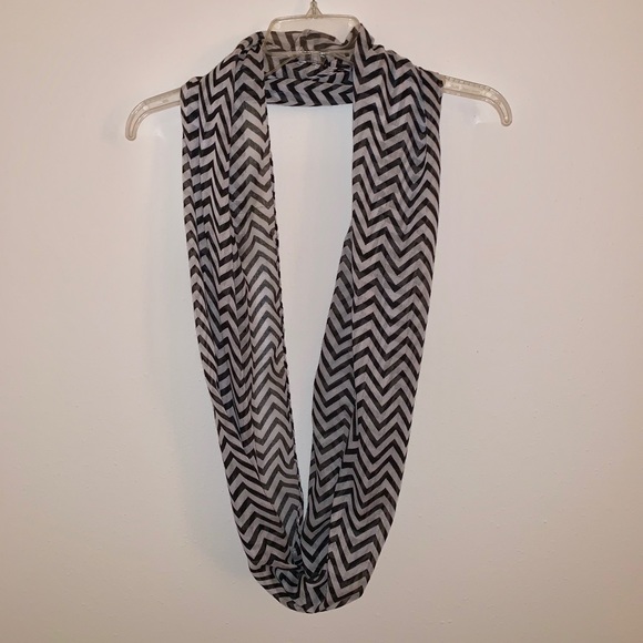 Black & White Chevron Infinity Scarf - Picture 1 of 2